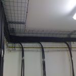 Cheminement de câbles organisé en plafond