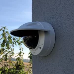 Caméra IP installée sur façade