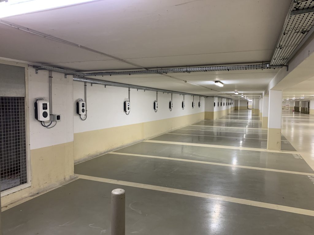Bornes de recharge installées dans un parc de stationnement
